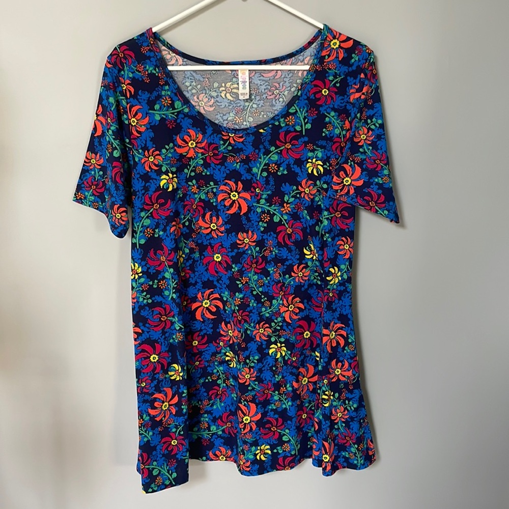 LuLaRoe Womens Medium Irma Tunic Black Base With Large Floral Pattern
